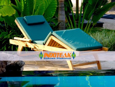Laguna Lounger With Arm And Cushion In Green Color